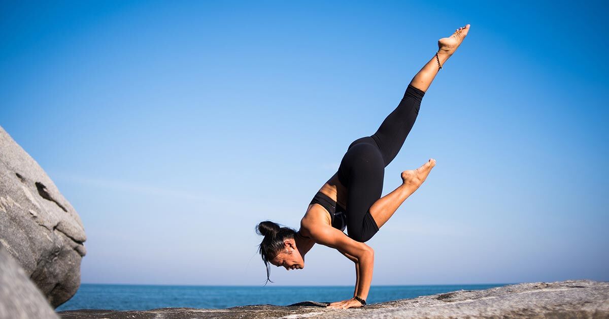 Junge Yogalehrerin beim Training