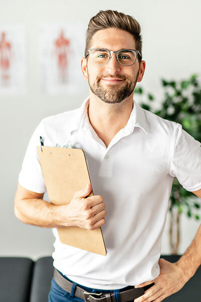 Versicherungen für Therapeuten:innen, zufriedener Physiotherapeut